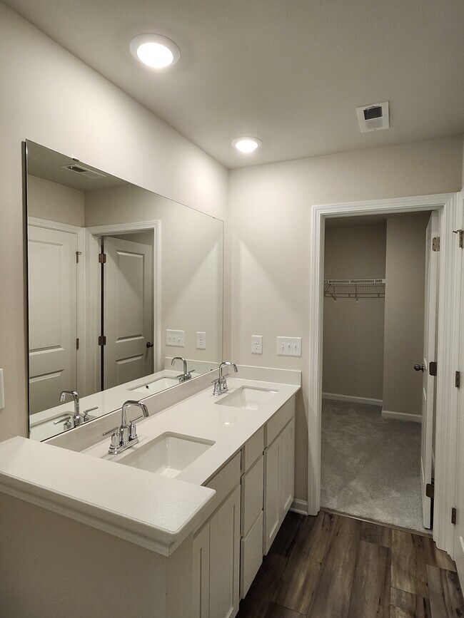Building Photo - 723 Peyden Ln