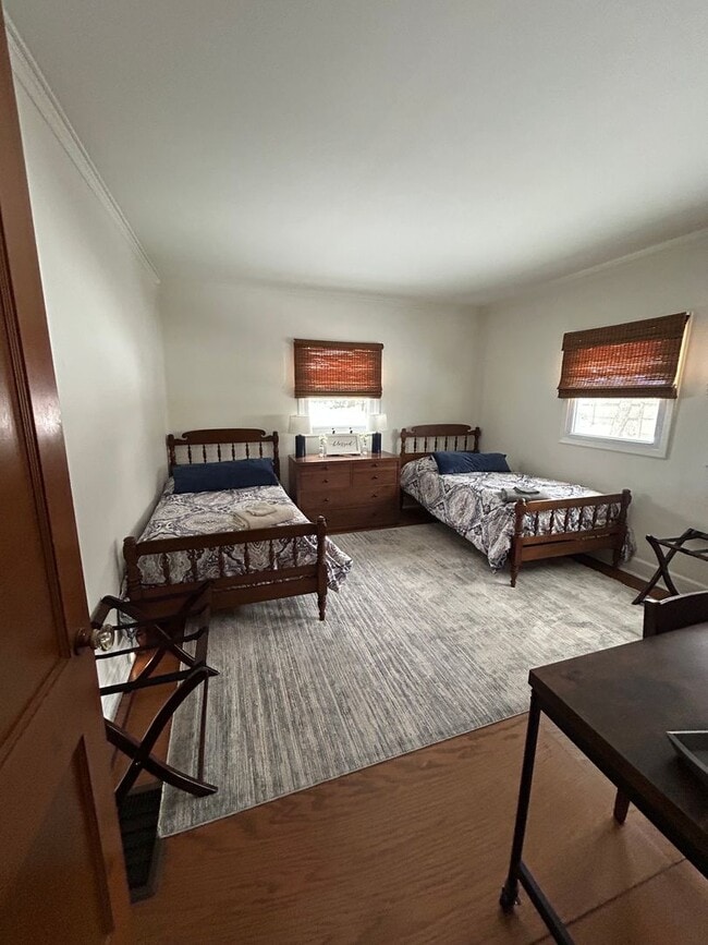 Building Photo - 4 Bed, 2 Bath House