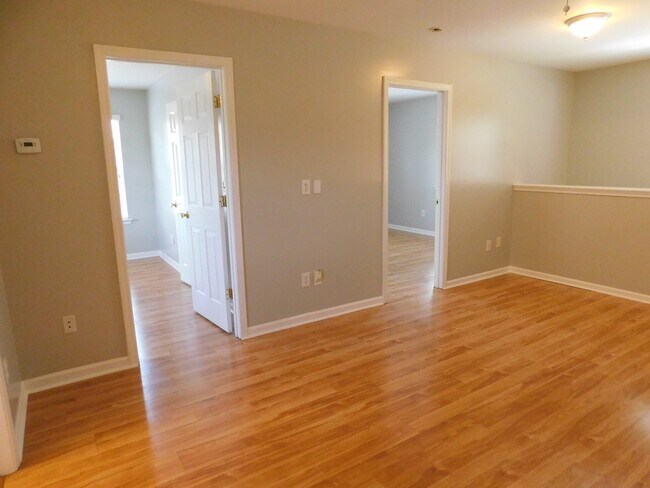 Building Photo - great 3 bed 2.5 bath master down
