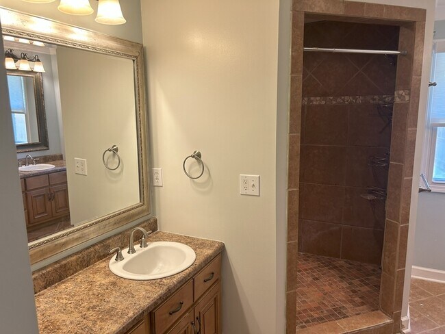 Building Photo - 3 Bed / 2 Bath Rental House in Huntsville, AL 35802