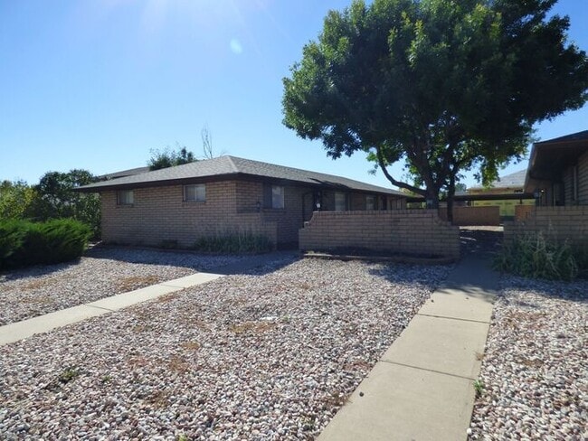 Building Photo - 2 Bedroom 1 Bath - Garden Level Apartment