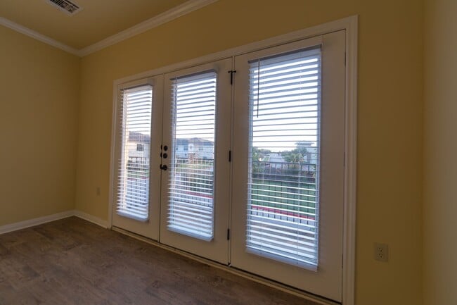 Building Photo - Town Centre Condo close to Dell and Shoppi...