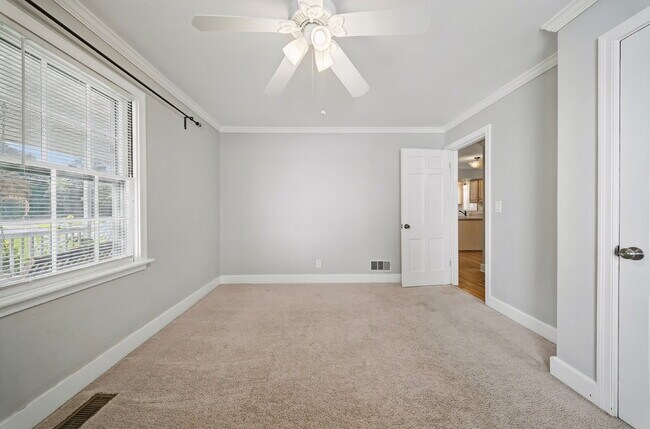 Building Photo - 4 Bedroom 2 Bathroom with large fenced in yard for Pets