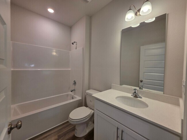 Building Photo - Brand new 5BR/3BA with Amenities Galore