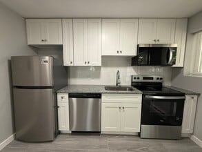 Building Photo - 565 Hyde Park Ave