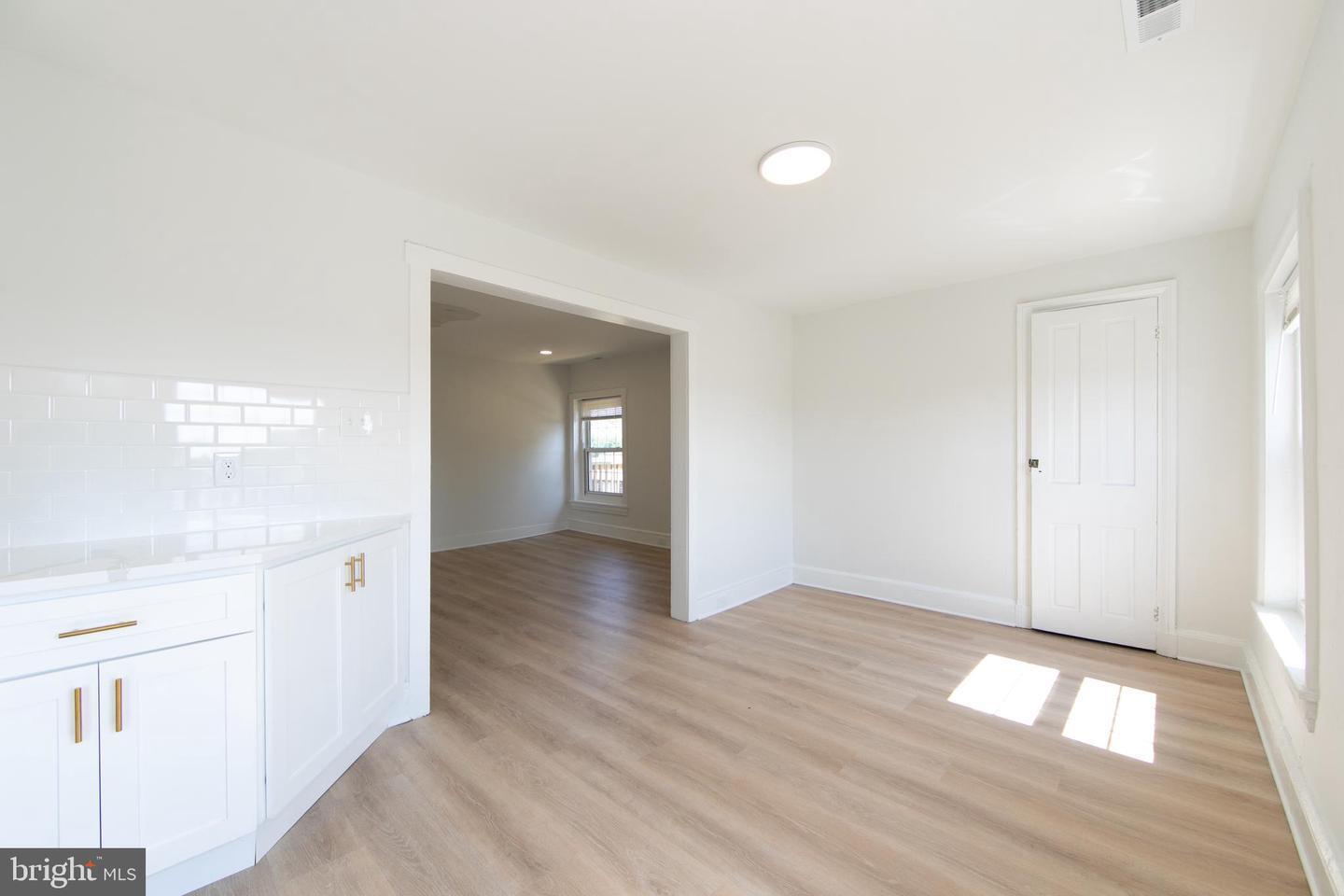 Building Photo - 9 E Holly Ave