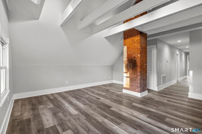 Building Photo - 548 Ferry St