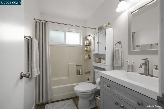 Building Photo - 560 La Copita Ct