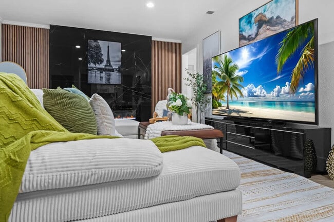 Building Photo - 606 S Sunshine Ave