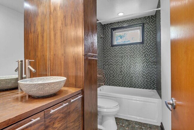 Building Photo - "Charming 3-Bedroom Haven with Gleaming Hardwood Floors in Vibrant Nashville Neighborhood!"