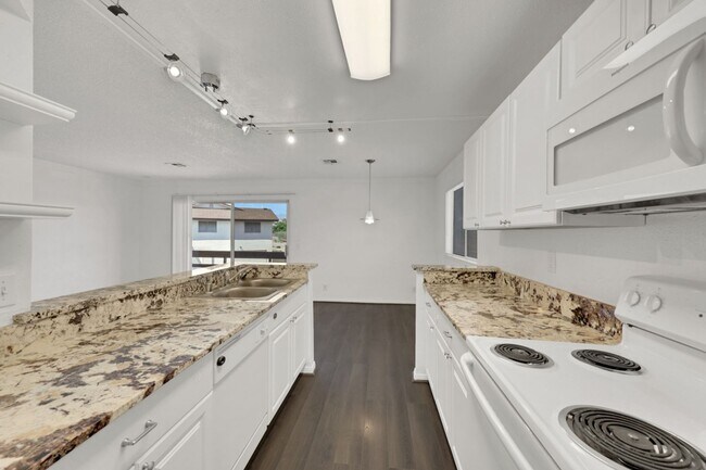 Building Photo - CUTE REMODELED TWO BEDROOM UNIT IN CENTRAL LOCATION