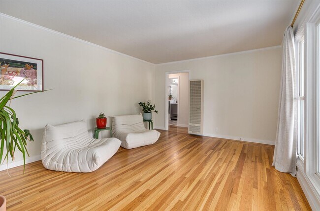 Building Photo - Alta Heights Beautifully Renovated Cottage