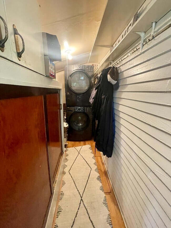 Building Photo - 223 Hemlock Dr