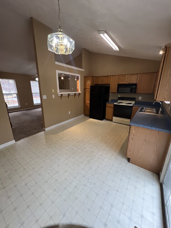 Building Photo - Split foyer home in Lancaster Gate with 3 bedrooms and 1 bathroom. 2 Bedrooms and Bathroom Upstai...