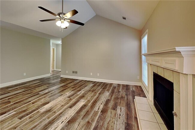 Building Photo - 3564 Saddlebrook Dr