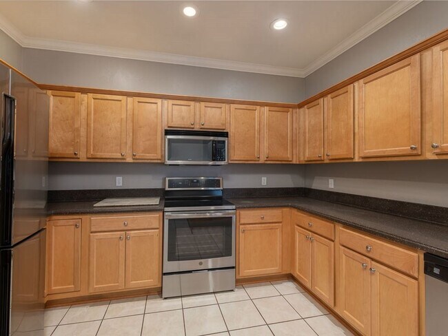Building Photo - Beautiful 3 bedroom town home for rent Aug...