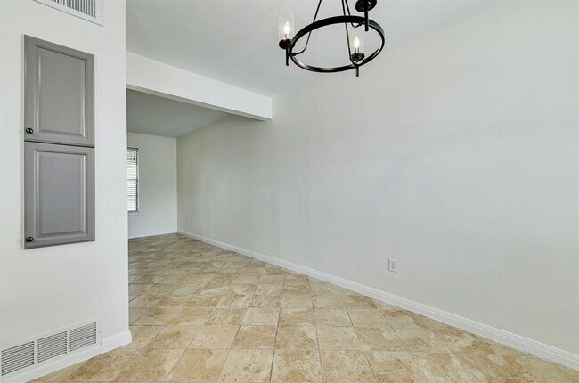 Building Photo - 204 Northwest Dr