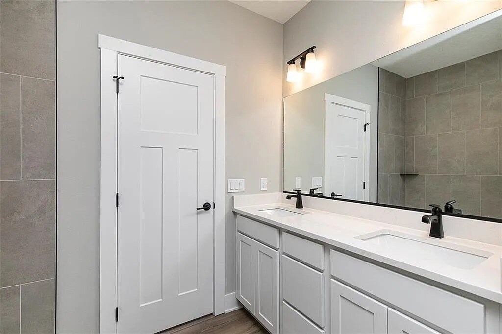 Building Photo - 529 Meadows Ct