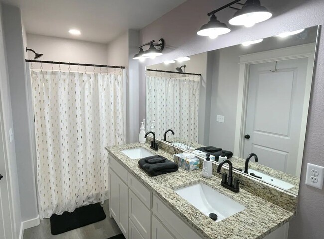 Building Photo - Fully Furnished | Move in ready | SHORT TE...