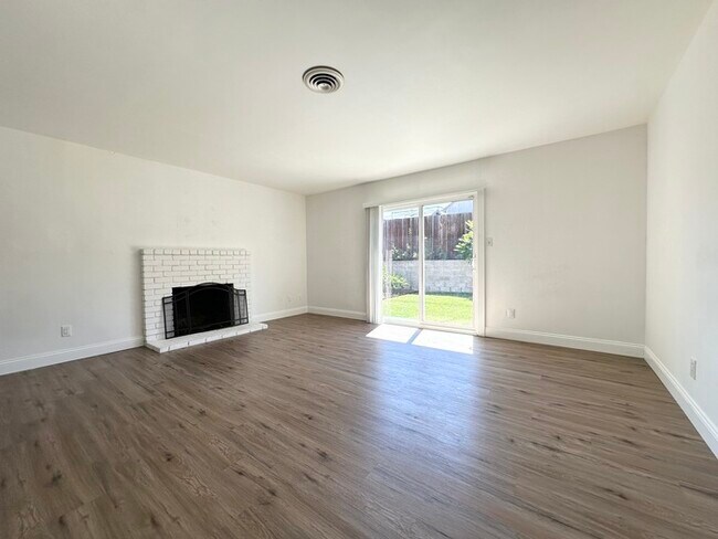Building Photo - Beautiful three bedroom two bath home in Roseville!!