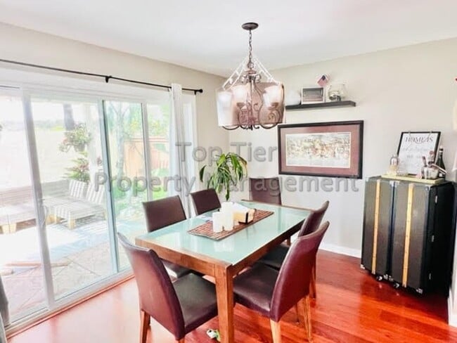 Building Photo - Stunning 3 bed / 2.5 bath / 1,227 sqft Hou...