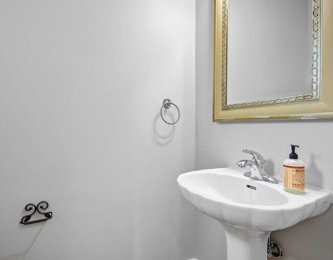 Building Photo - HAMPTON PARK - Pristine 4-5 bedroom home a...
