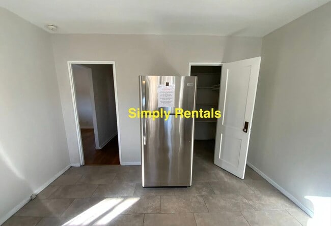 Building Photo - 208 University Blvd SE