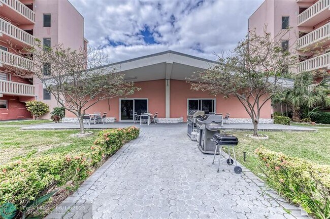 Building Photo - 200 NE 12th Ave