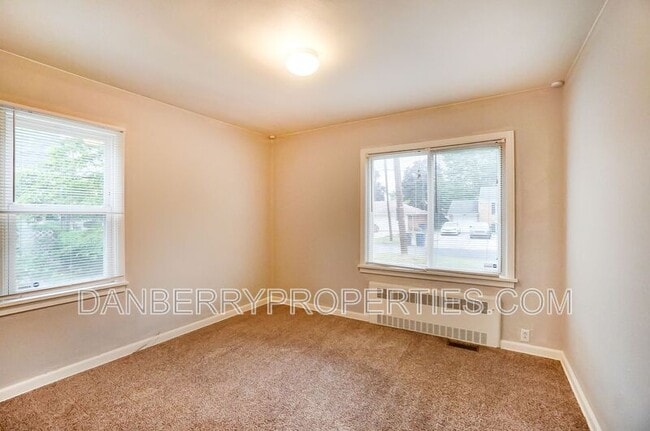 Building Photo - 915 Independence Rd