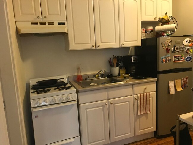 Building Photo - Nicely renovated 2 bed next to the Green L...
