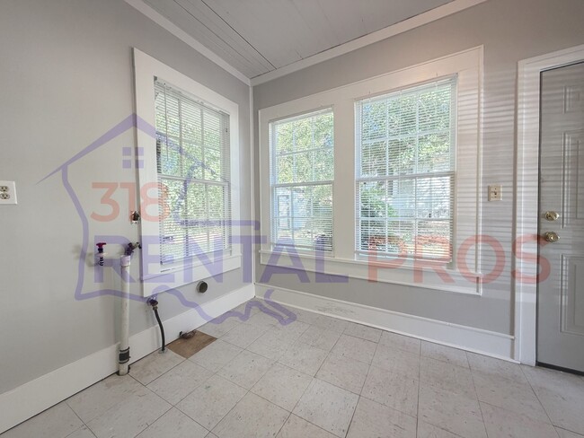 Building Photo - Recently Updated 3 Bedroom House