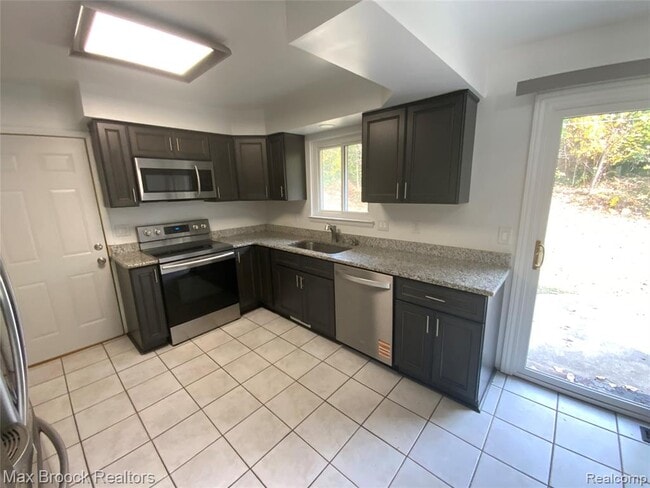 Building Photo - 5715 Sunnycrest Dr