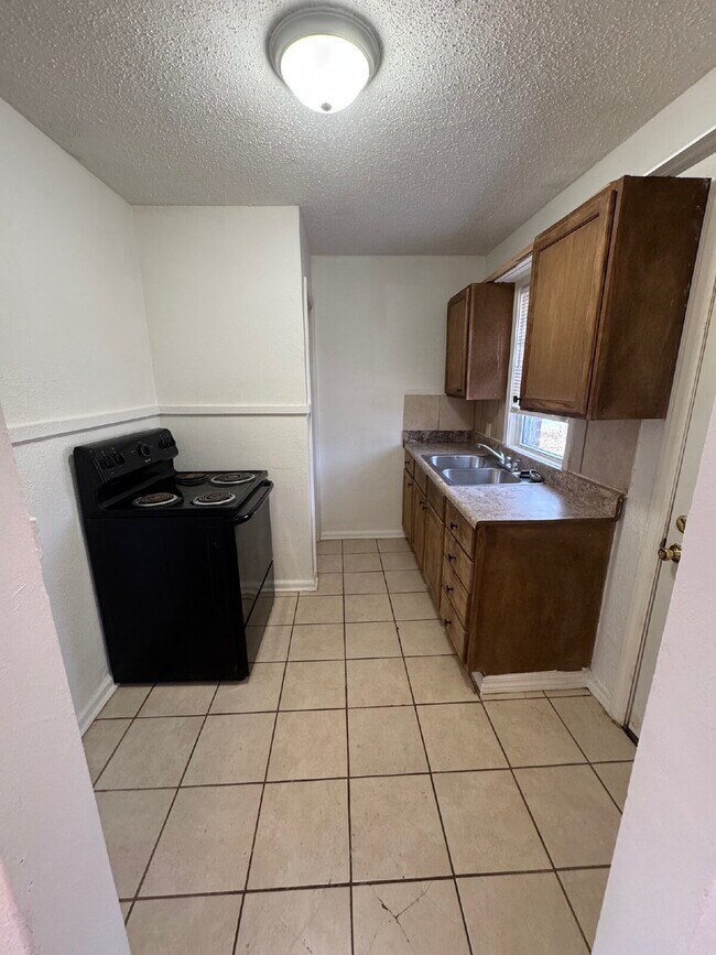 Building Photo - "Charming Studio Retreat with Full Bath in the Heart of Wichita!"
