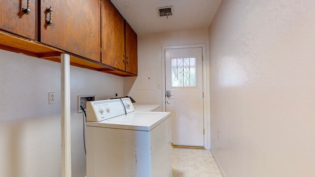 Building Photo - NORTH VALLEY 3 Bedroom  2 Bath
