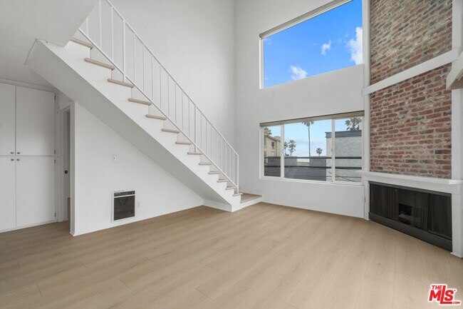 Building Photo - 10 19th Ave