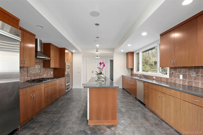 Building Photo - 17 Fox Run Rd