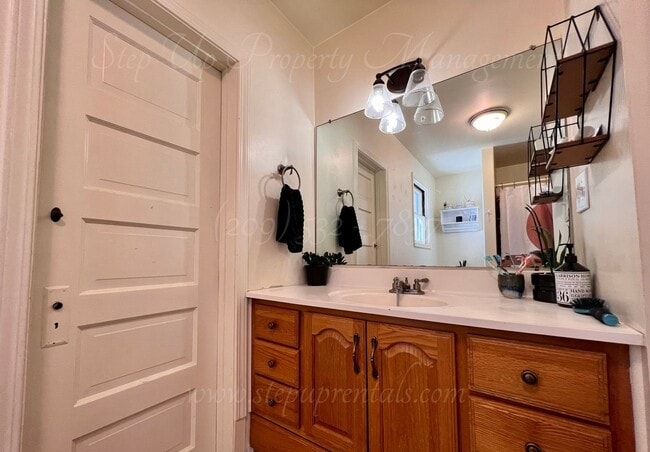 Building Photo - Charming 2 Bedroom 2 Full Bathroom Home Near Downtown Sonora!