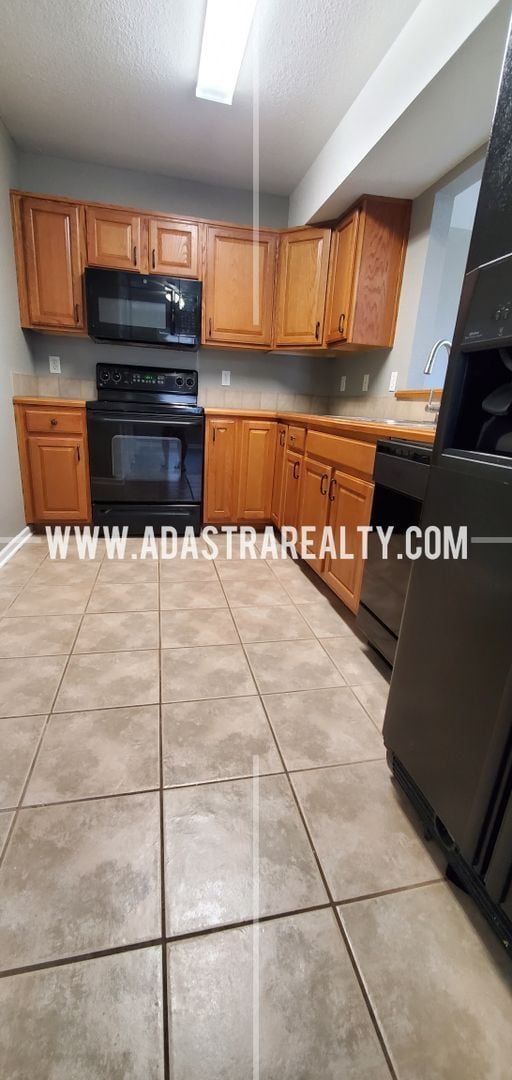 Building Photo - Spacious Basehor Townhome-Available NOW!!