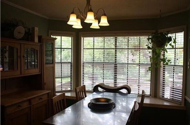 Building Photo - Spacious 3/2 home in convenient location