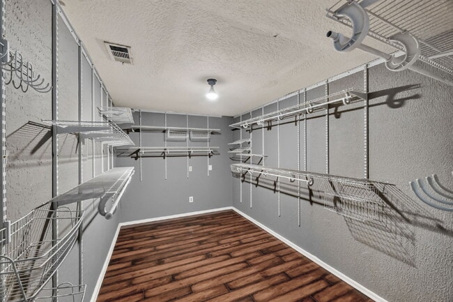 Building Photo - "Charming 3-Bed Oasis with Modern Touches & Granite Elegance in Houston!"