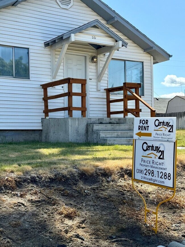 Building Photo - For Rent: 2 Bedroom, 1 Bathroom Home with Garage and Large Yard