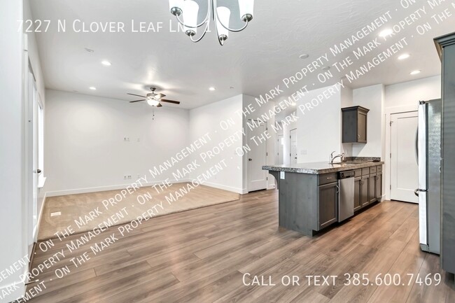 Building Photo - 7227 N Clover Leaf Ln