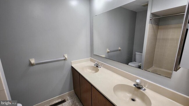 Building Photo - 500 Stratford Ct