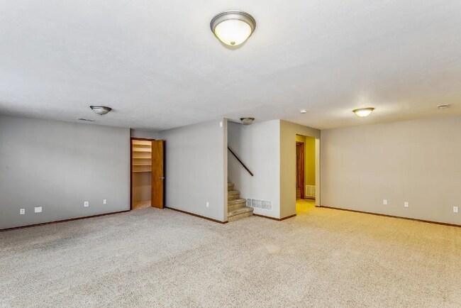 Building Photo - Well maintained 3 bedroom, 3 bath home clo...