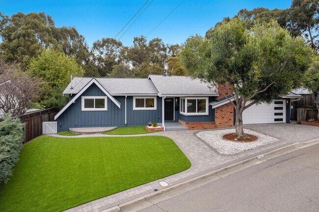 Building Photo - Updated Woodland Estates Home