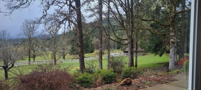 Building Photo - Amazing Country Home 4 bed, 2 bath with Ga...