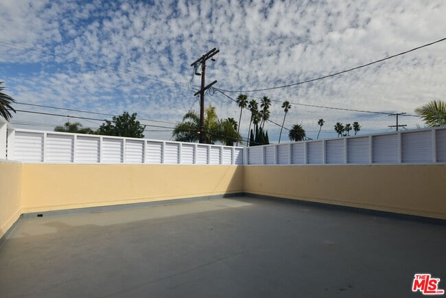 Building Photo - 2322 Ocean Ave