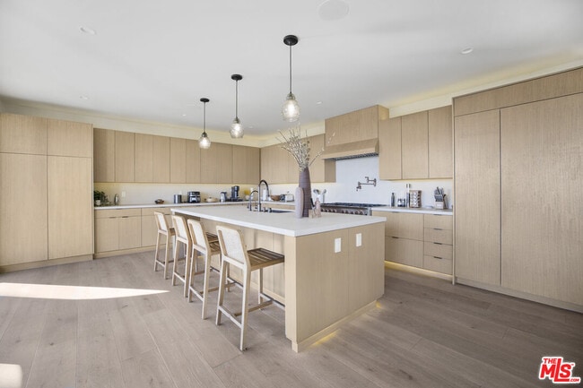 Building Photo - 7212 Mulholland Dr