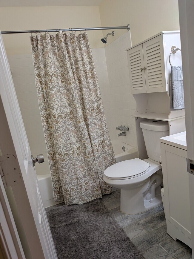 Building Photo - 2494 Glengyle Dr