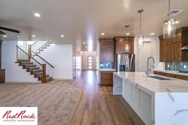 Building Photo - 7 Bedroom Home with 5 Car Garage